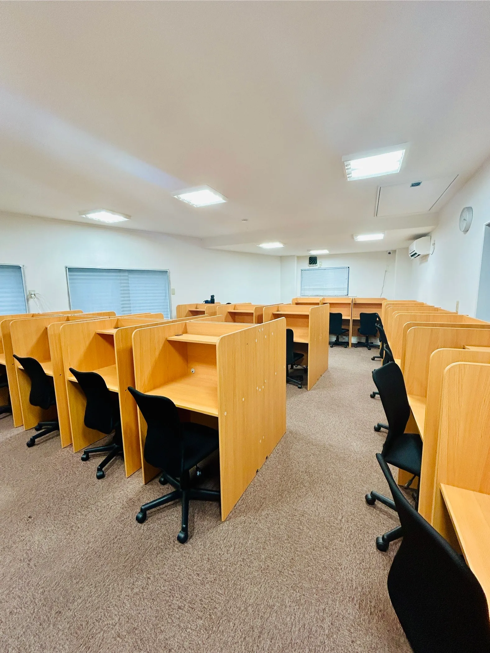 宝塚校の施設案内①自習室