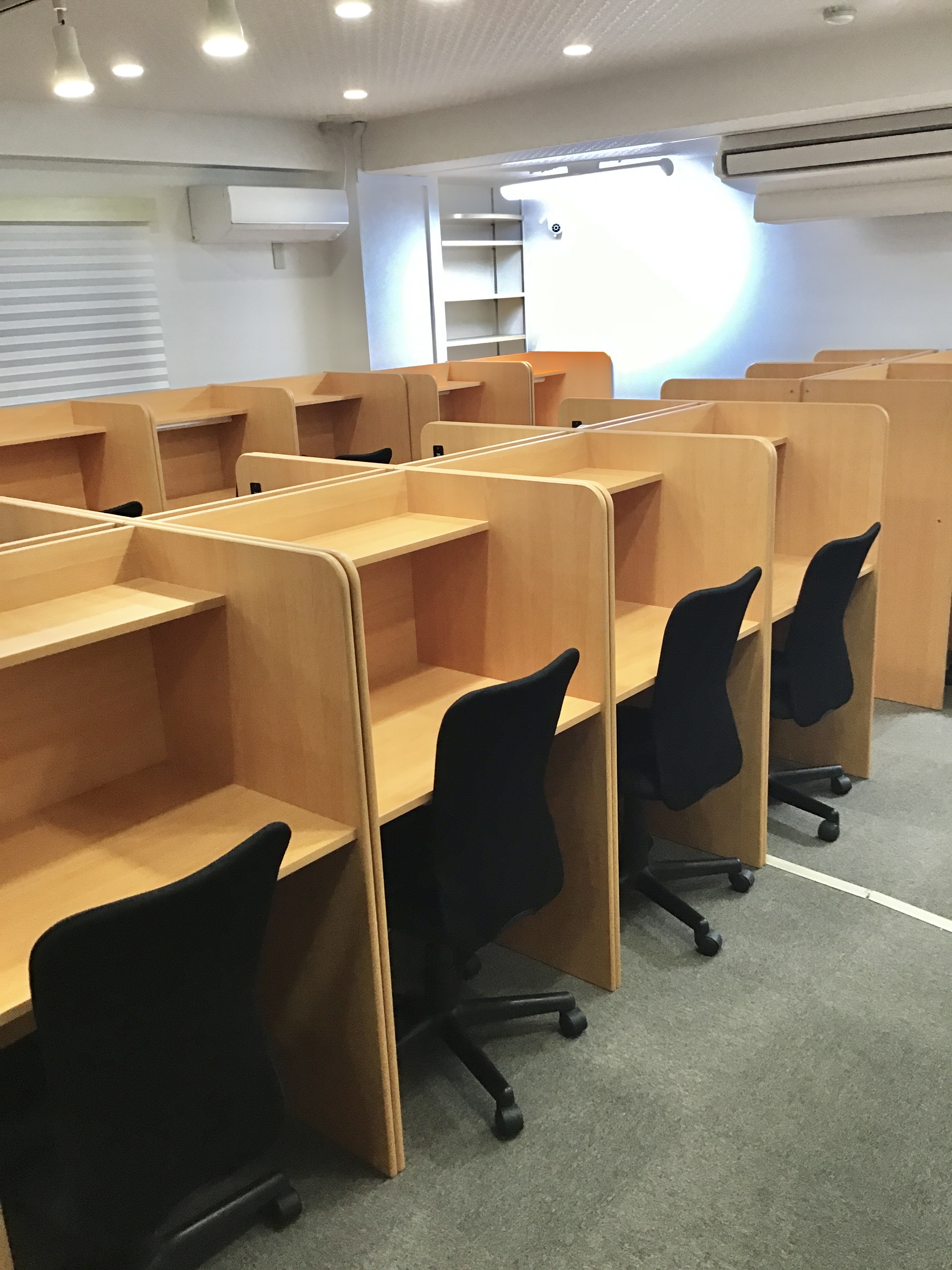 西宮北口校の施設案内①自習室